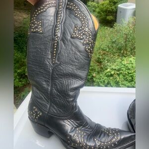 Old Gringo Boots with snip toe. Black with bronze studs. 8.5 B